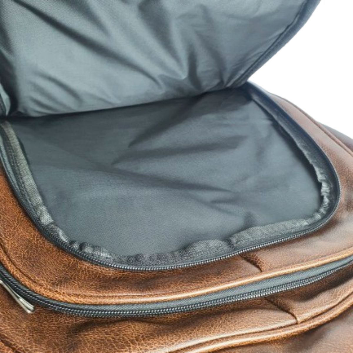 Mochila Masculina Couro Sintético Marrom Sport Com Entrada Cabo UBS e Fone Mochila Masculina Couro Sintético Marrom Sport Com Entrada Cabo UBS e Fone